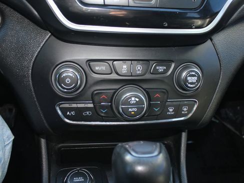 Used 2019 Jeep Cherokee Limited AWD/4WD image 13