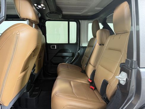 Used 2020 Jeep Wrangler Unlimited Sahara AWD/4WD image 15