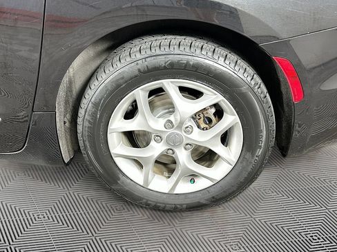 Used 2019 Chrysler Pacifica Limited FWD image 41