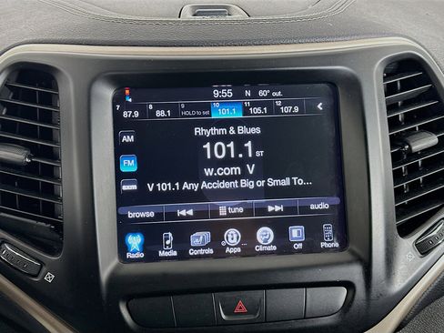 Used 2014 Jeep Cherokee Latitude w/ Cold Weather Group FWD image 19