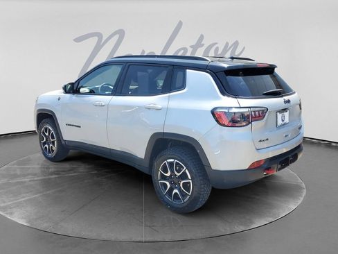 Used 2025 Jeep Compass Trailhawk w/ Trailer Tow Group AWD/4WD image 6