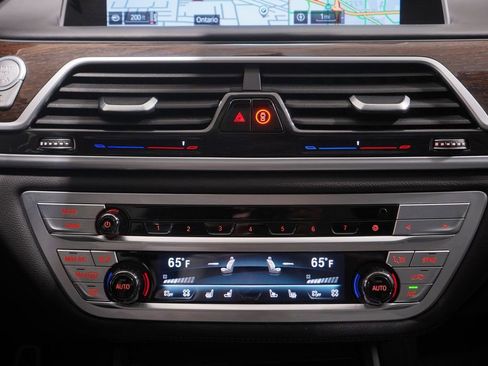 Used 2022 BMW 750i xDrive w/ Executive Package image 13