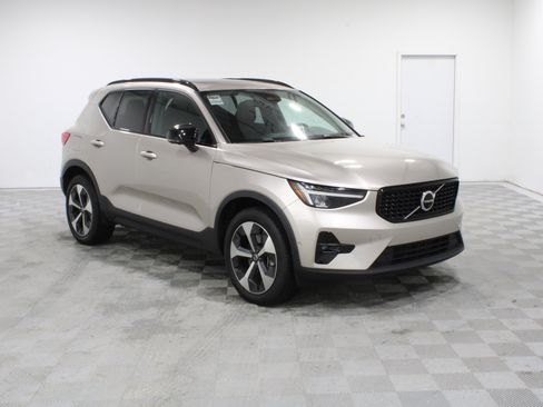 Used 2023 Volvo XC40 B4 Ultimate FWD image 1