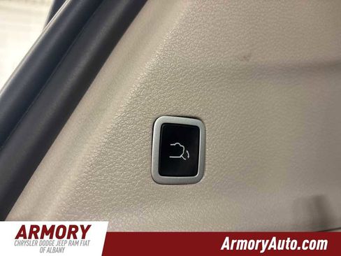 Used 2023 Chrysler Pacifica Limited image 27