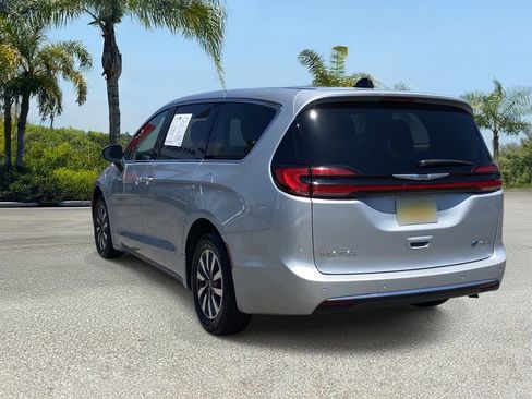 Used 2023 Chrysler Pacifica Touring-L FWD image 3
