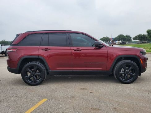 Used 2023 Jeep Grand Cherokee Altitude RWD image 29