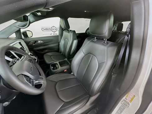 Used 2026 Chrysler Pacifica Select image 21