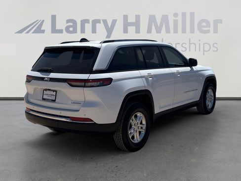 Used 2023 Jeep Grand Cherokee Laredo w/ Trailer Tow Prep Group (B) image 5