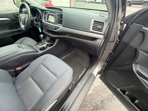 Used 2019 Toyota Highlander LE AWD/4WD image 33