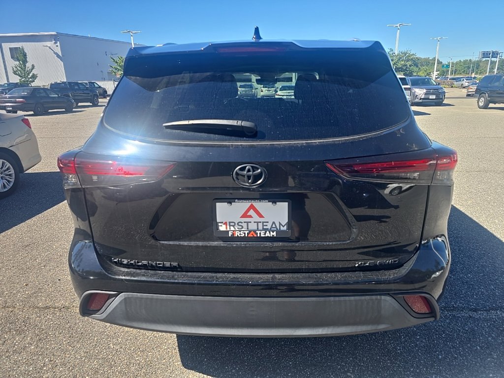 Used 2024 Toyota Highlander XLE AWD/4WD image 6