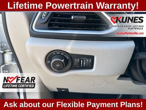 Used 2023 Chrysler Pacifica Touring-L FWD image 17