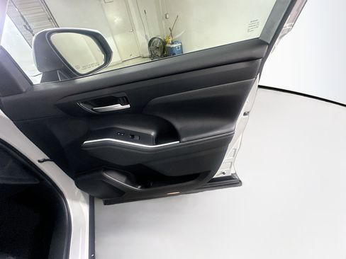 Used 2024 Toyota Highlander XLE image 35