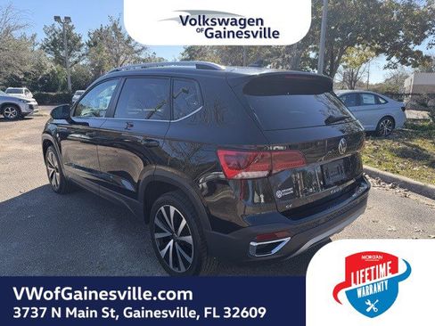 Certified 2024 Volkswagen Taos SE image 4