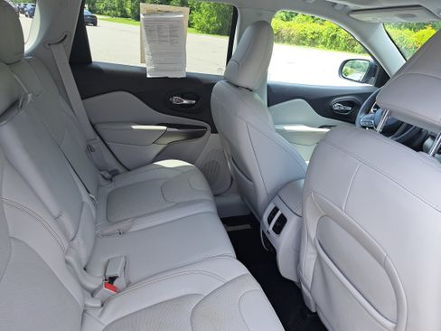 Used 2021 Jeep Cherokee Limited w/ Elite Package FWD image 11