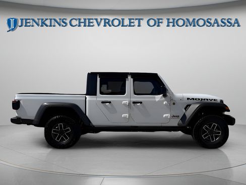 Used 2025 Jeep Gladiator Mojave w/ Convenience Group AWD/4WD image 12