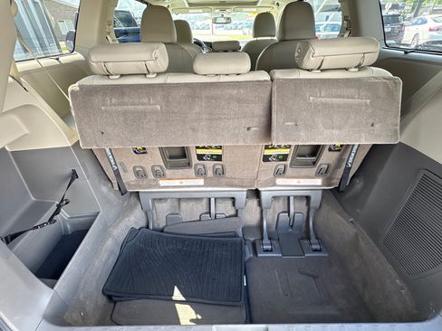 Used 2017 Toyota Sienna XLE w/ XLE Navigation Package FWD image 14