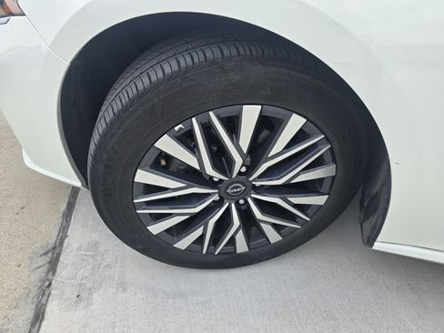 Used 2025 Nissan Altima 2.5 SV FWD image 9