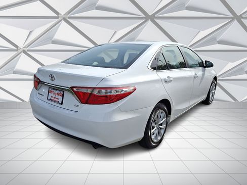 Used 2015 Toyota Camry LE image 10