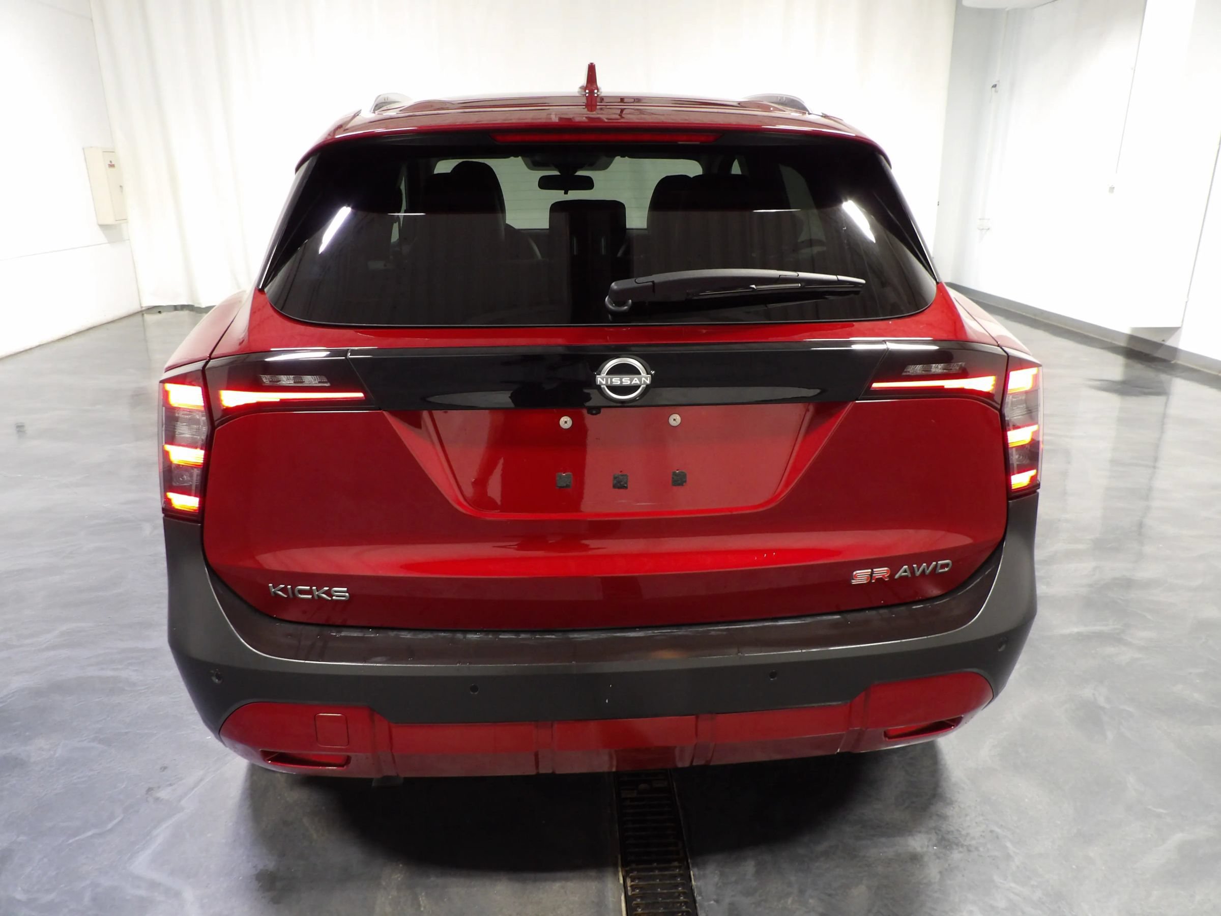 Used 2025 Nissan Kicks SR AWD/4WD image 6