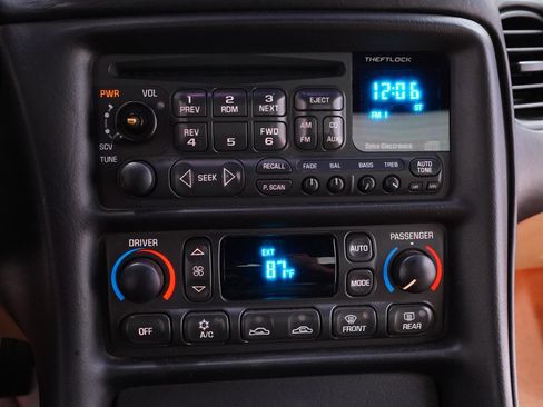 Used 2004 Chevrolet Corvette Convertible w/ Preferred Equipment Group image 21