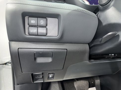 Used 2024 Toyota Highlander LE image 33