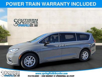 Used 2025 Chrysler Pacifica Select