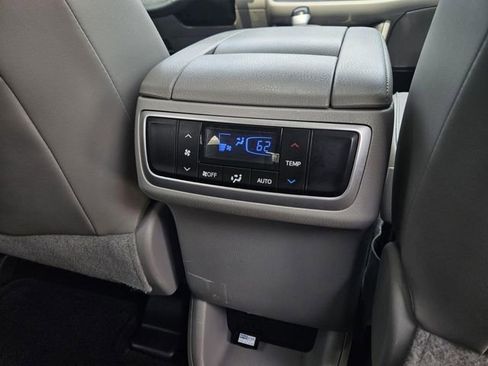 Used 2015 Toyota Highlander Limited FWD image 19