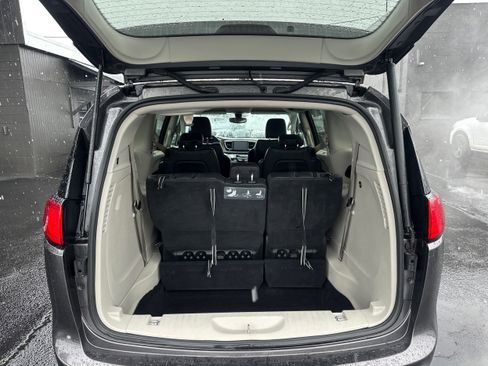 Used 2018 Chrysler Pacifica Touring-L image 11