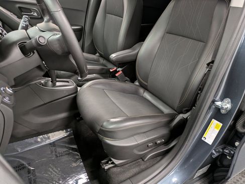 Used 2022 Chevrolet Trax LT w/ LT Convenience Package image 9