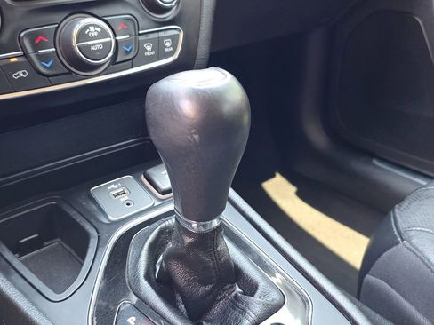 Used 2020 Jeep Cherokee Limited image 45