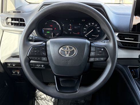 Certified 2025 Toyota Sienna LE FWD image 17