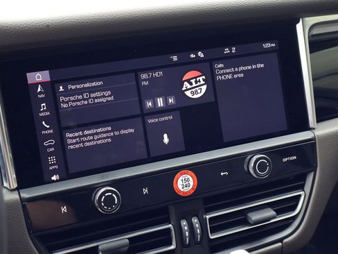 Certified 2025 Porsche Macan image 17