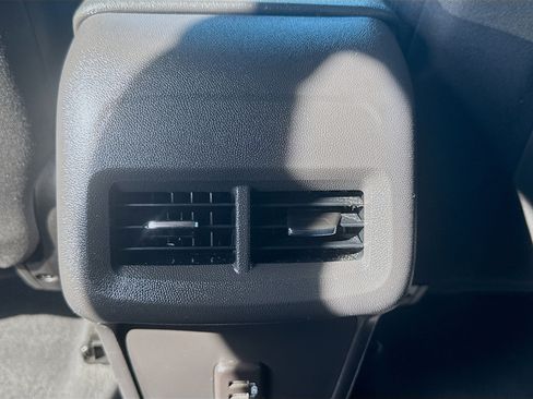 Used 2023 Chevrolet Equinox LT FWD image 22