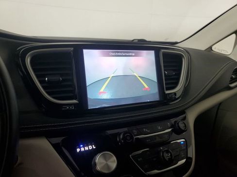 Used 2022 Chrysler Pacifica Touring-L image 7