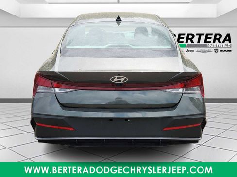 Used 2024 Hyundai Elantra SEL FWD image 5