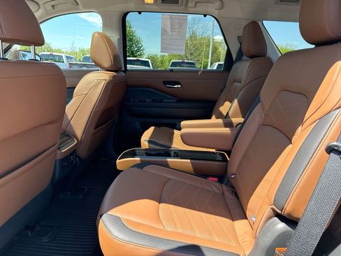 Used 2022 Nissan Pathfinder Platinum w/ Cargo Package image 24