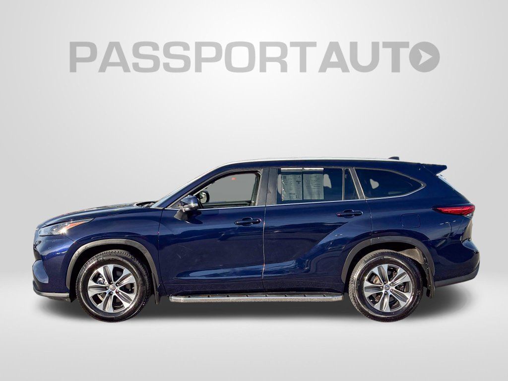 Used 2023 Toyota Highlander XLE AWD/4WD image 2