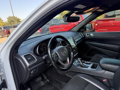 Used 2020 Jeep Grand Cherokee Altitude RWD image 6