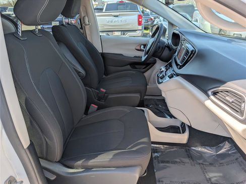 Used 2023 Chrysler Voyager LX FWD image 10