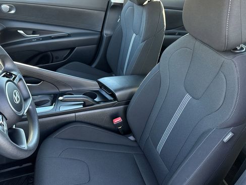 Used 2025 Hyundai Elantra SE image 14