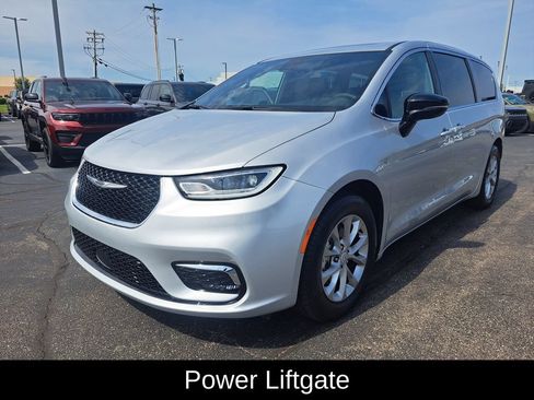 Used 2026 Chrysler Pacifica Limited FWD image 8