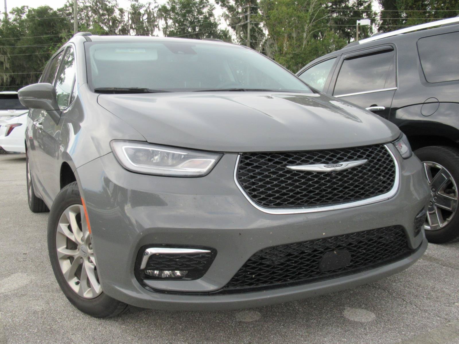 Used 2022 Chrysler Pacifica Touring-L AWD/4WD image 2