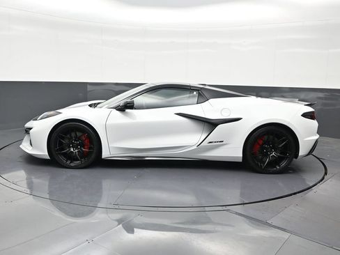 Used 2025 Chevrolet Corvette Z06 RWD image 2