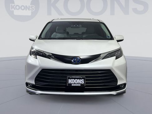 Used 2025 Toyota Sienna XLE image 11