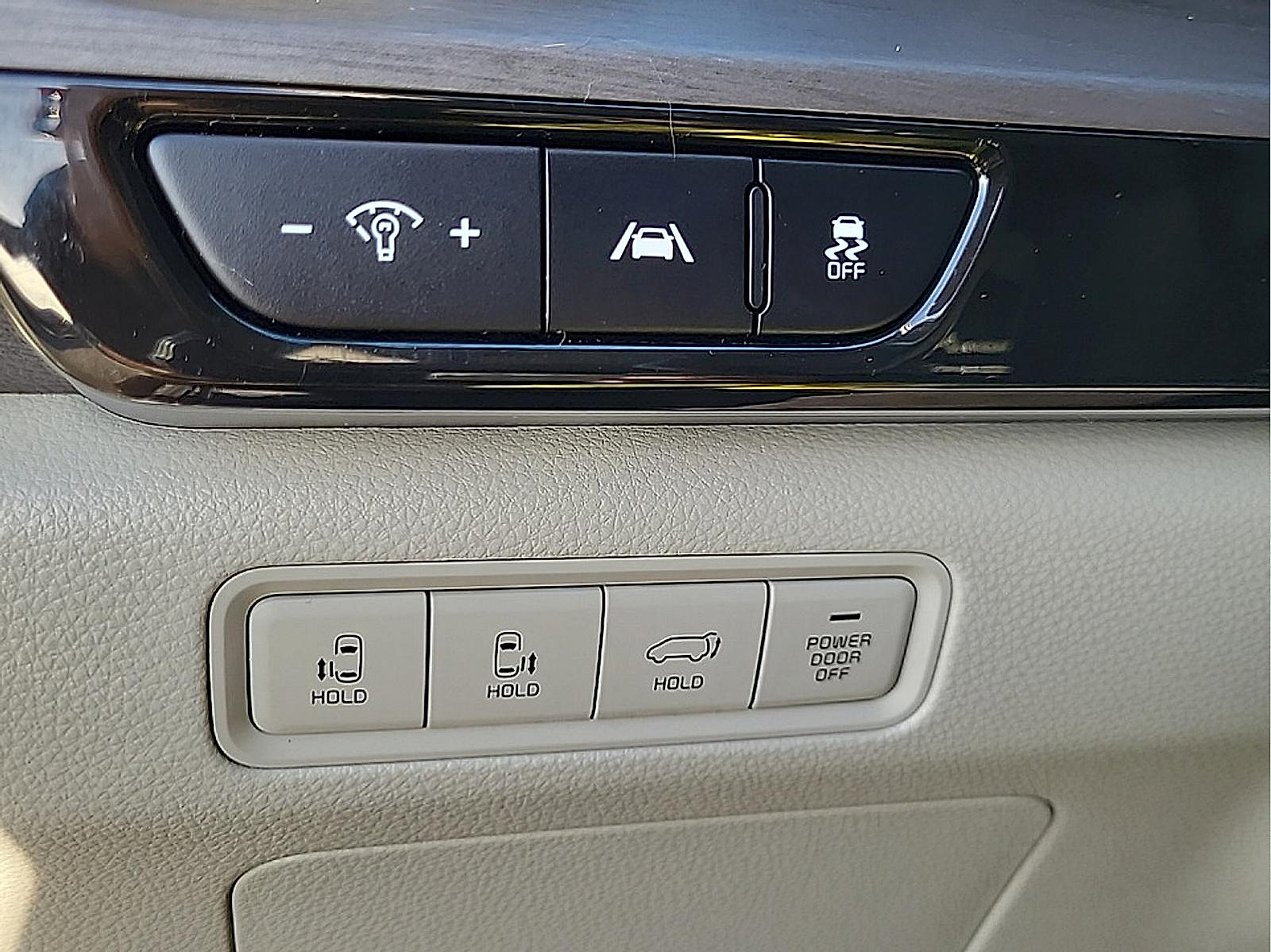 Used 2024 Kia Carnival EX FWD image 21