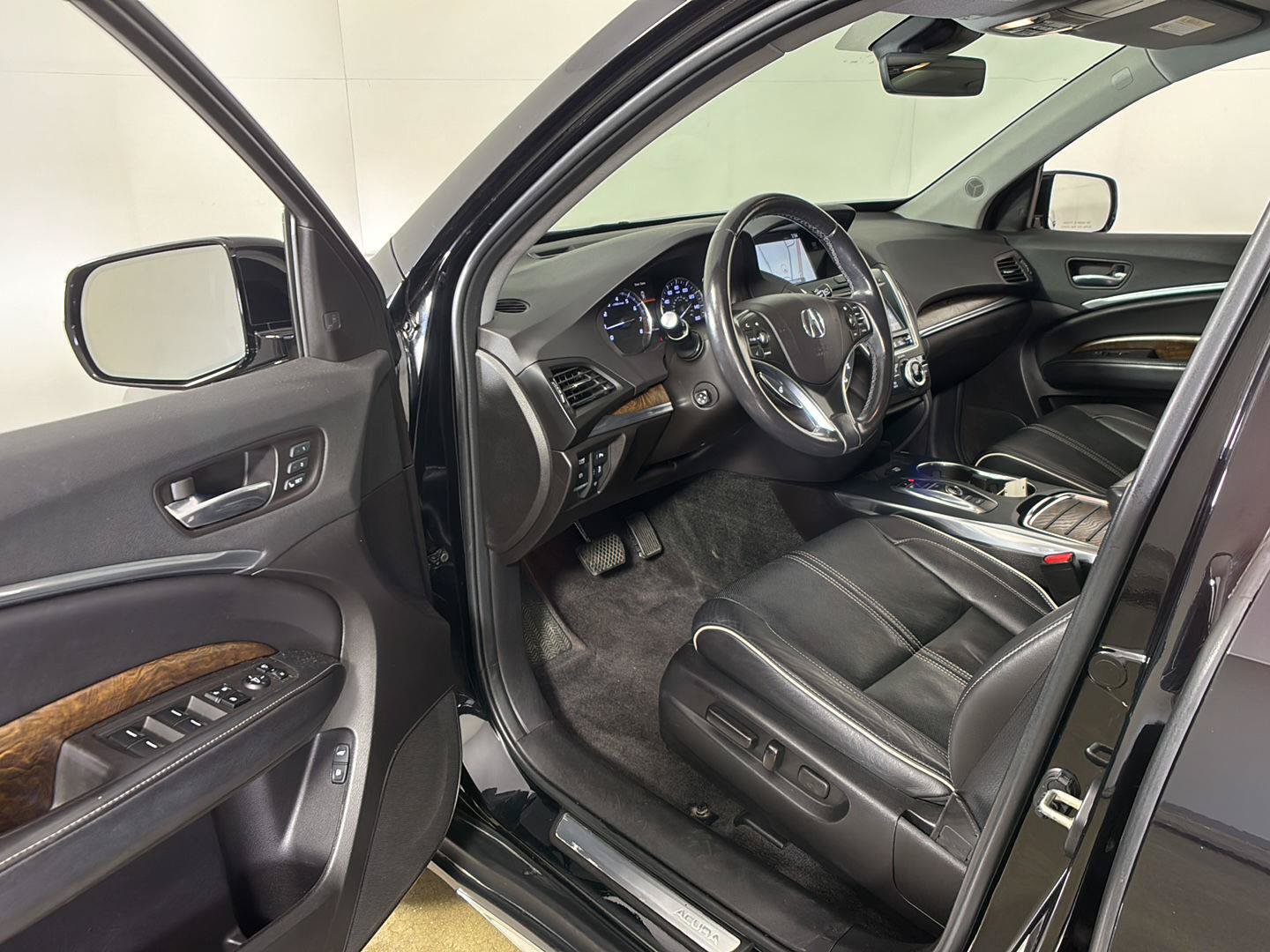 Used 2018 Acura MDX w/ Advance Package AWD/4WD image 2