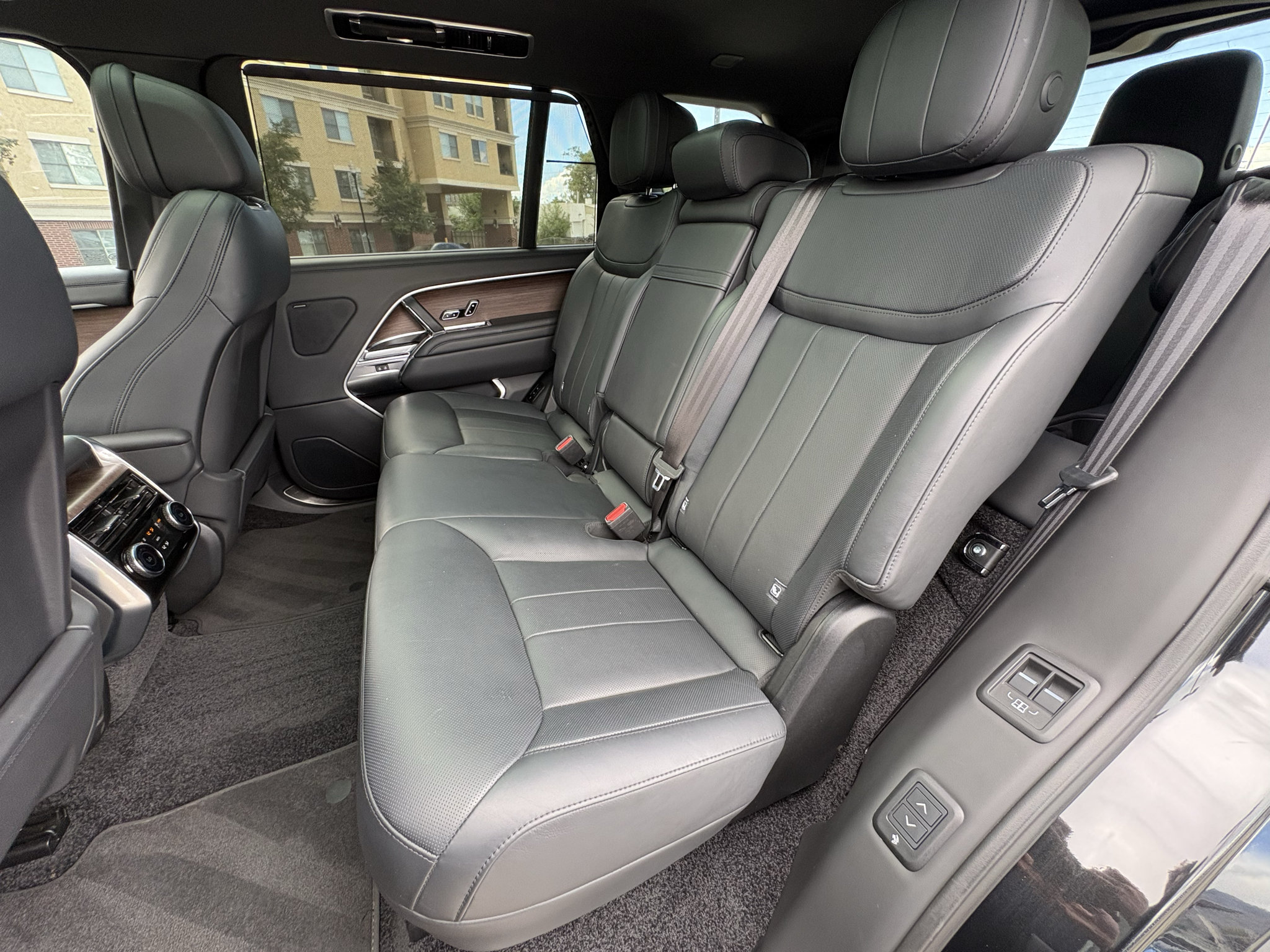 Used 2023 Land Rover Range Rover Long Wheelbase SE AWD/4WD image 24