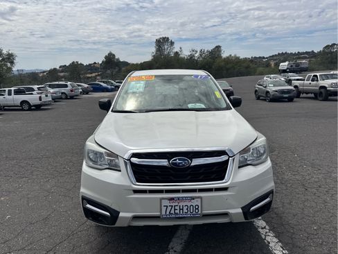 Used 2017 Subaru Forester 2.5i AWD/4WD image 2