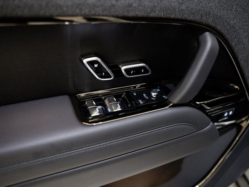 Used 2025 Land Rover Range Rover Sport Dynamic SE image 35