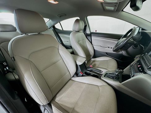 Used 2017 Hyundai Elantra Limited image 29